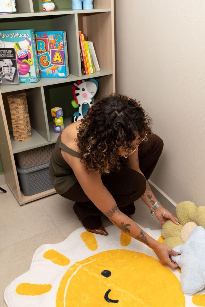 Thaluane Sigoli preparando o ambiente lúdico